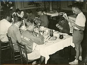 Cyclisme, Tour de France, Déjeuné équipe de France à Biarritz, 1948, Vintage silver print