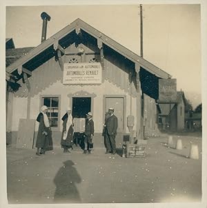 France, Annecy, visiteurs devant un garage, ca.1920, Vintage silver print