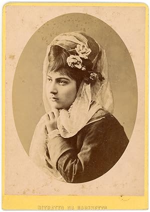 Italie, Portrait femme avec voile et fleurs, ca.1890, vintage albumen print Carte cabinet