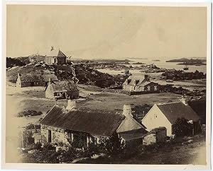 Bild des Verkufers fr France, Bretagne, Normandie, vue sur un village en bord de mer, lieu  identifier zum Verkauf von photovintagefrance