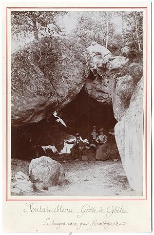 France, Fontainebleau, grotte de Cybèle, le dragon aux yeux flamboyants !