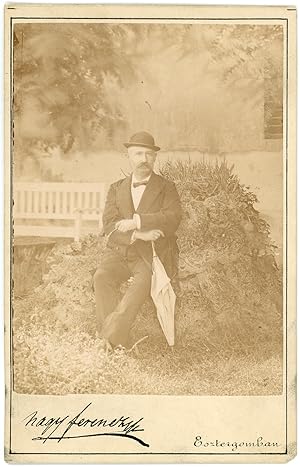 Hongrie, Esztergom, Homme assis dans un parc, ca.1880, vintage albumen print, Carte Cabinet