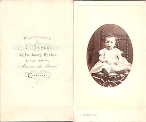 Sereni, Chambéry, Un bébé en pose sur une chaise
