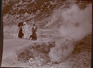 Italie, Pouzzoles, Visiteurs sur le Solfatare, ca.1900, Vintage citrate print