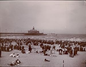 Pays Bas, La Haye, Scheveningen, visiteurs sur la plage, ca.1900, Vintage citrate print