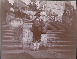 Italie, Rome, Garçon sur les marches de l église de la Trinité-des-Monts, ca.1900, Vintage citrat...