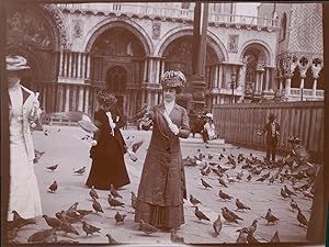 Italie, Venise, Place Saint-Marc, femmes avec pigeons, ca.1900, Vintage citrate print