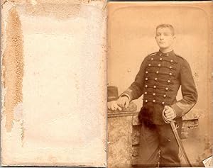 Un jeune homme en tenue militaire et sabre