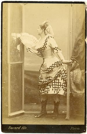 Bacard Fils, France, Femme en robe courte et éventail, actrice ou danseuse, ca.1890, carte cabinet