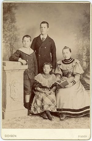 France, Photo de famille, frères et soeurs, ca.1885, vintage albumen print Carte cabinet