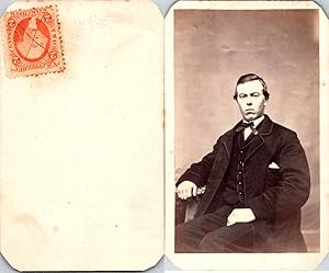 USA, Jeune homme en pose assis