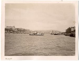 Hongrie, Budapest, vue sur le Danube, navires à quai et navire de croisière