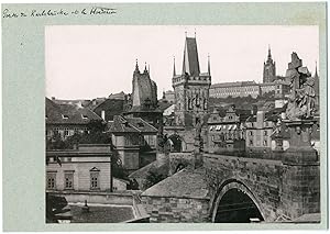 Tchécoslovaquie, Prague, Karlsbrücke, vue générale sur les portes