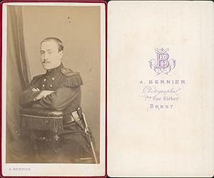 Bernier, Brest, Militaire en pose assis à califourchon, circa 1880