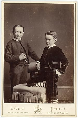 Deux jeunes garçons autour d un fauteuil, ca.1885, vintage albumen print Carte cabinet