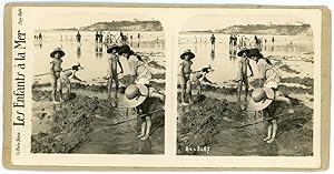 STEREO France, Les enfants à la mer, enfants jouant dans le sable sur la plage, circa 1920