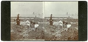 STEREO Famille sur une plage, enfants à la pêche à la crevette dans les rochers, circa 1885