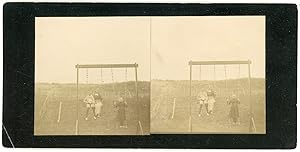 STEREO Enfants jouant sur des balançoires, circa 1900