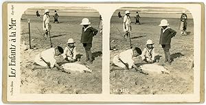 STEREO France, Les enfants à la mer, enfants jouant sur le sable, circa 1920
