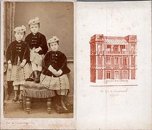 Espagnet, Rouen, Trois petites filles habillées avec le même costume, circa 1870