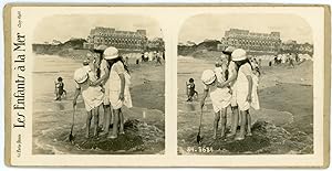 STEREO France, Les enfants à la mer, enfants sur la plage à Biarritz, Hôtel du Palais, circa 1920
