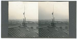 STEREO Paris, Ecole Polytechnique, Squelette accroché sur les toits, 1912