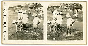 STEREO France, Les enfants à la mer, enfants sur la plage à Biarritz, Hôtel du Palais, circa 1920