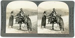 Stereo, Turquie, Turkey, Country circus troupe with dancing bear from Balkans on Turkish Road, ci...