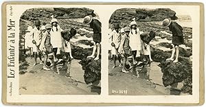 STEREO France, Les enfants à la mer, enfants jouant dans les rochers, circa 1920