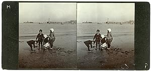 STEREO Quatre enfants jouant dans le sable d'une plage du Nord de l'Europe, circa 1900