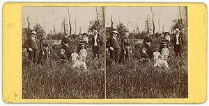 Stereo, Famille en pose à la campagne, circa 1900