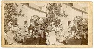 Stereo, Lavandières, Groupe de femme lavant le linge devant une maison de campagne, circa 1900