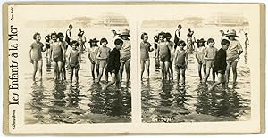 STEREO France, Les enfants à la mer, enfants dans l'eau à Biarritz, circa 1920