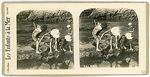 STEREO France, Les enfants à la mer, enfants jouant dans les rochers, circa 1920