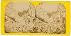 STEREO Lieu à identifier, vue de rochers dans la montagne, lit de torrent à sec, circa 1870