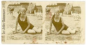 Stereo, France, Jeune femme en maillot de bain posant sur la plage, circa 1920