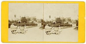 Stereo, Famille poussant des brouettes devant une chaumière, circa 1900