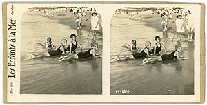 STEREO France, Les enfants à la mer, enfants se baignant à Biarritz, circa 1920