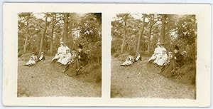STEREO Lieu à identifier, Famille nombreuse en promenade en forêt, circa 1900