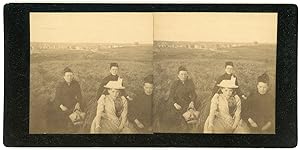 STEREO Femmes posant assises dans l'herbe, circa 1900