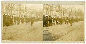 STEREO Procession officielle dans une rue, femmes en noir, militaires, enterrement ?, circa 1910