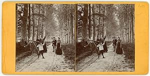 Stereo, Famille en promenade dans une allée dans la forêt, circa 1900