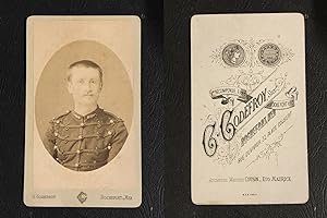 Godefroid, Rochefort, jeune homme en uniforme militaire à brandebourgs, circa 1885