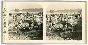 STEREO France, Les enfants à la mer, enfants jouant sur le sable, circa 1920