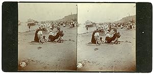 STEREO Grande-Bretagne, Famille sur une plage à falaises, cabines de bains sur roues, circa 1900