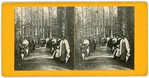 Stereo, Famille en promenade dans une forêt à identifier, circa 1900