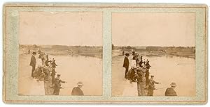 Stereo, Groupe d'hommes pêchant au bord d'une rivière à identifier, circa 1900