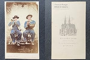 Villard, Quimper, Deux hommes en costume traditionnel breton de sonneurs de Plogastel, circa 1870