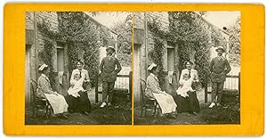 Stereo, Famille en pose devant une maison de campagne, circa 1900