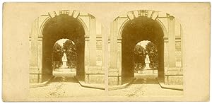 Stereo, France, Paris, Statue équestre de Louis XIII, d'une arcade de la Place des Vosges, circa ...